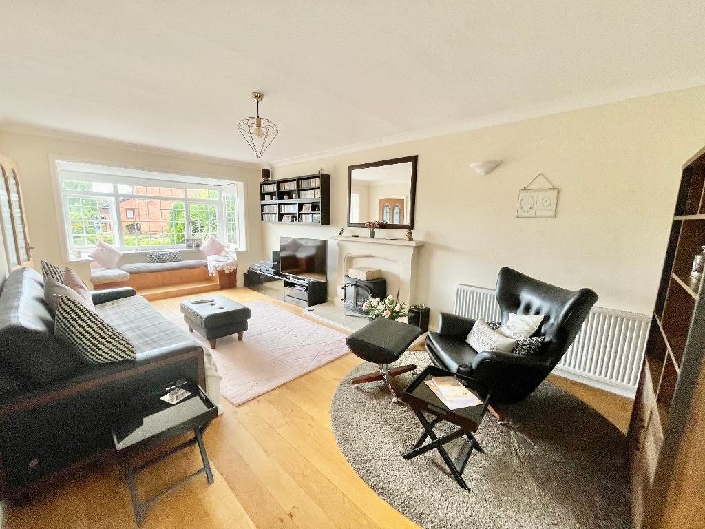 3 Bedroom Detached For Sale in Bridgetown Road, Stratford upon Avon