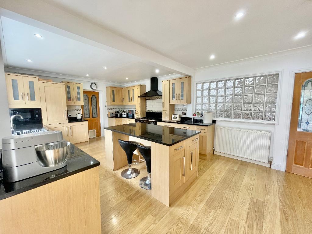 3 Bedroom Detached For Sale in Bridgetown Road, Stratford upon Avon
