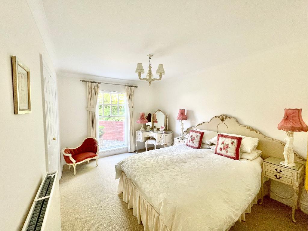 2 Bedroom Flat For Sale in Avenue Road, Stratford upon Avon, CV37 6UF