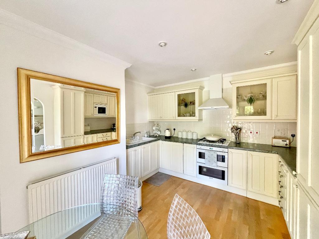 2 Bedroom Flat For Sale in Avenue Road, Stratford upon Avon, CV37 6UF