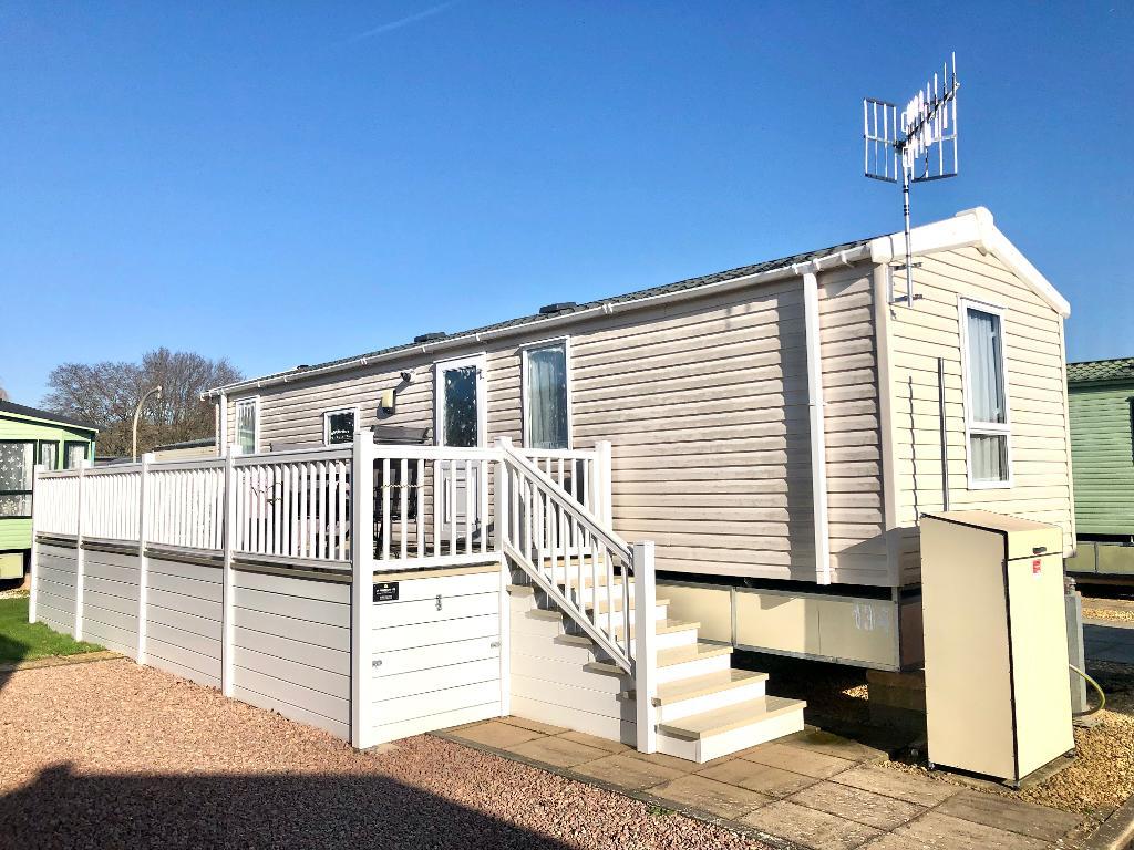 3 Bedroom Park Home For Sale in Rayford Park, Tiddington Road