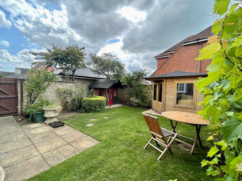 4 Bedroom Detached For Sale in Wetherby Way, Stratford upon Avon, CV37