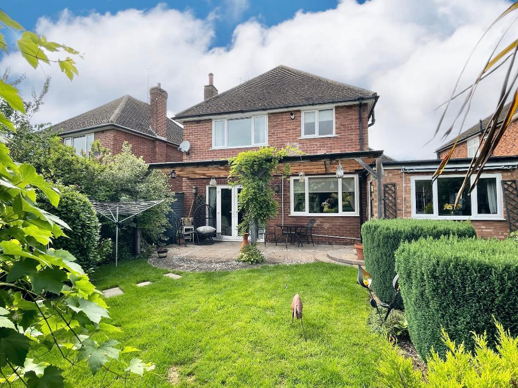4 Bedroom Detached For Sale in Oakleigh Road, Stratford upon Avon, CV37