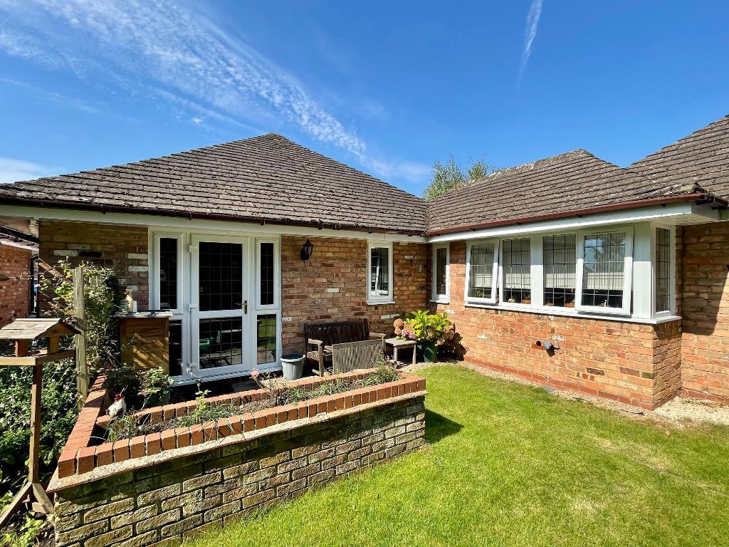 2 Bedroom Bungalow For Sale in Avon Meadow Close, Stratford upon Avon