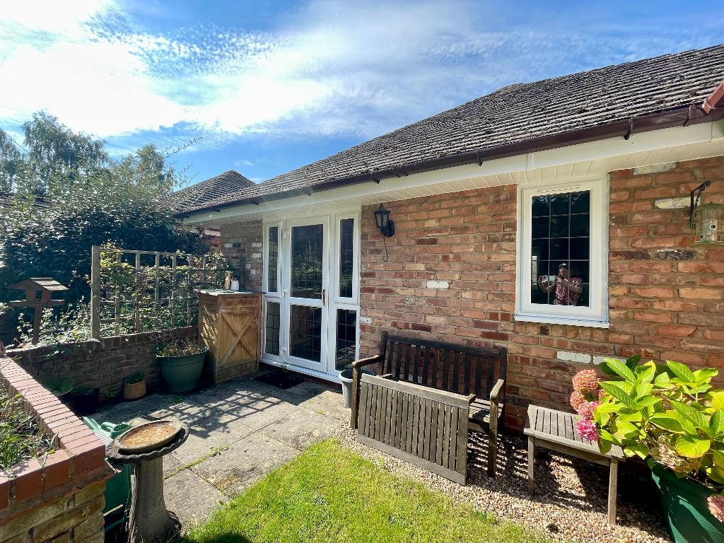 2 Bedroom Bungalow For Sale in Avon Meadow Close, Stratford upon Avon
