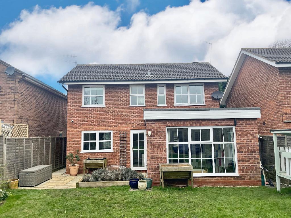 4 Bedroom Detached For Sale in Saxon Close, Stratford upon Avon, CV37