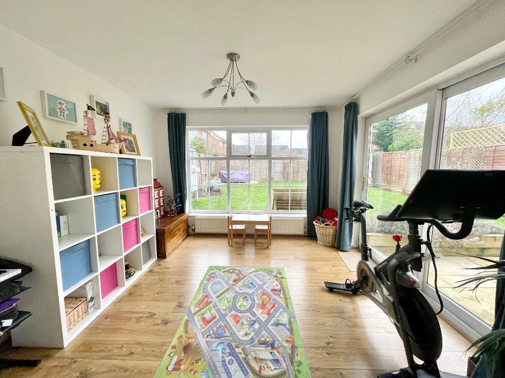 4 Bedroom Detached For Sale in Saxon Close, Stratford upon Avon, CV37