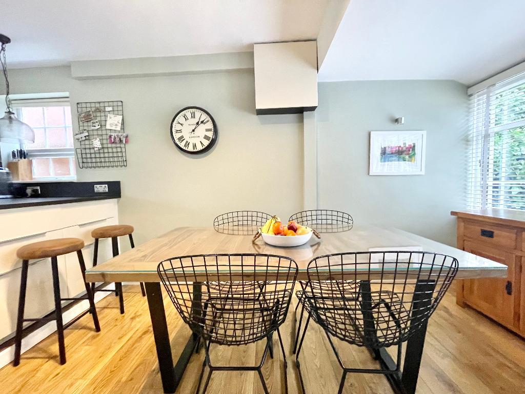 4 Bedroom Detached For Sale in Saxon Close, Stratford upon Avon, CV37